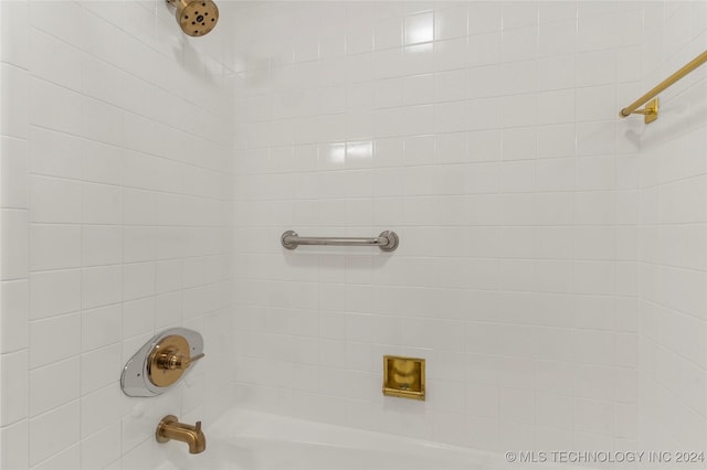 bathroom with tiled shower / bath combo