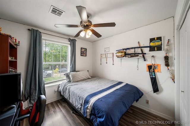 bedroom featuring ceiling fan, dark hardwood / wood-style flooring, and a closet