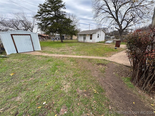 view of yard featuring an outbuilding