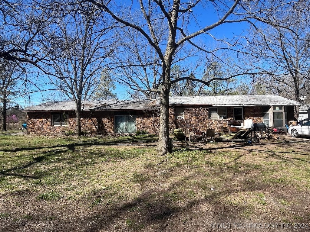 ranch-style home featuring a front lawn