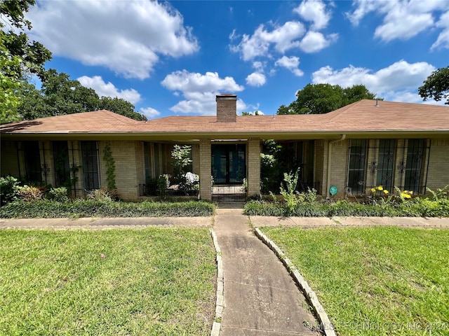 ranch-style home featuring a front lawn