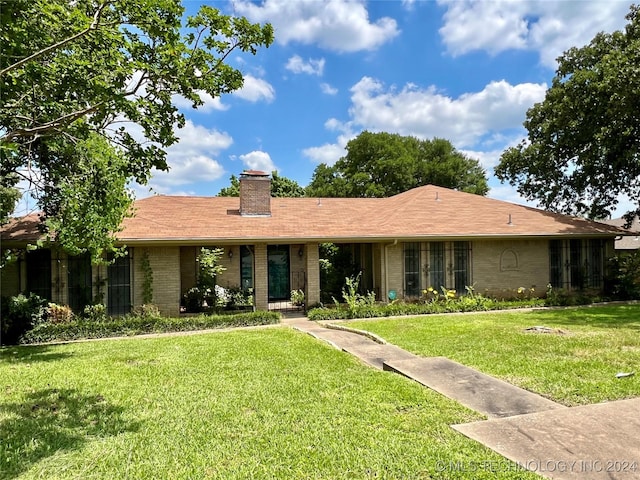 ranch-style house featuring a front yard