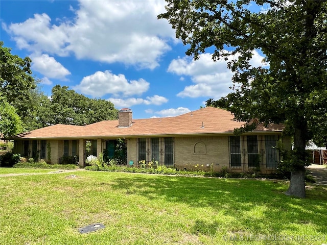 ranch-style house featuring a front lawn