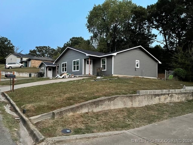 view of front of house featuring a front yard