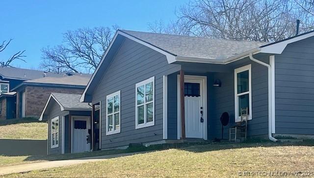 view of front of property featuring a front yard