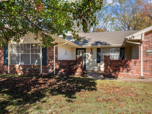 ranch-style house featuring a front lawn