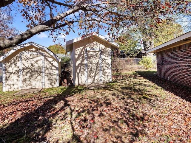 view of yard featuring a storage unit