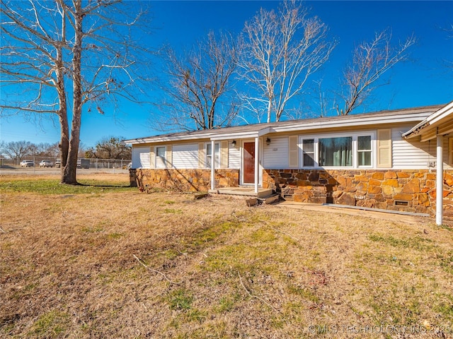 ranch-style house featuring a front lawn