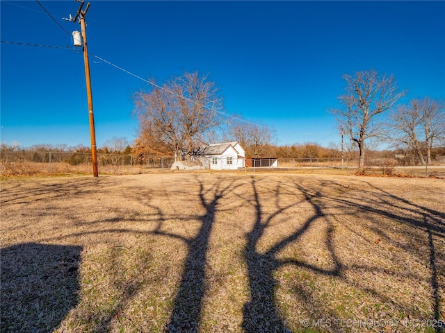 view of yard featuring a rural view