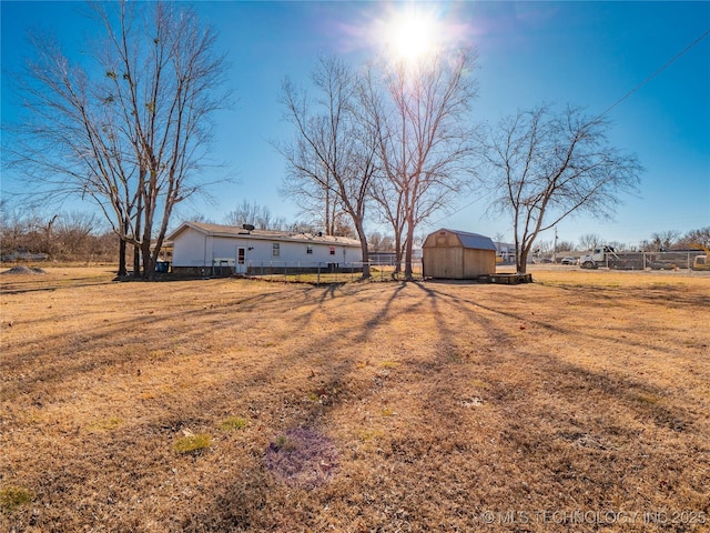 view of yard featuring a shed