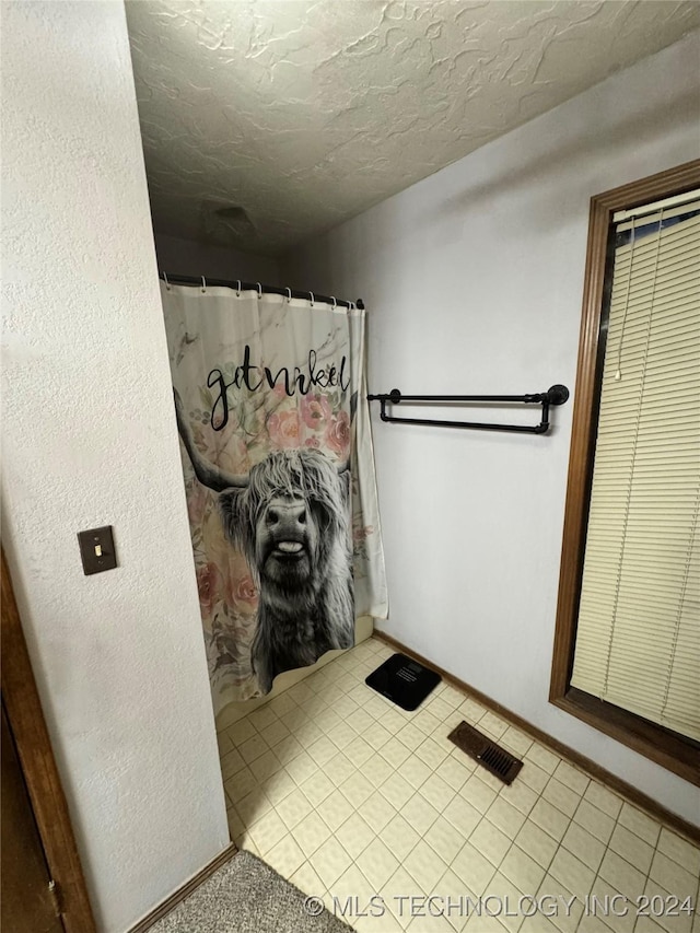7750 River Ridge Rd, Muskogee, OK 74403 - full bath featuring baseboards and a textured ceiling