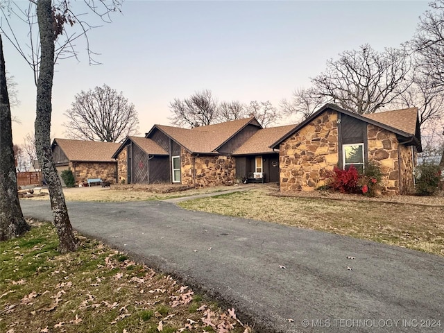 single story home featuring a lawn