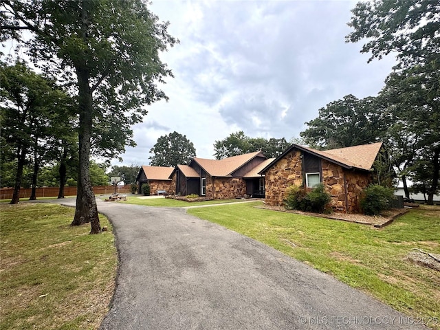 7750 River Ridge Rd, Muskogee, OK 74403 - view of front facade with stone siding and driveway
