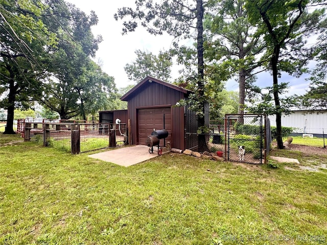7750 River Ridge Rd, Muskogee, OK 74403 - view of yard featuring an outdoor structure, a garage, and a gate