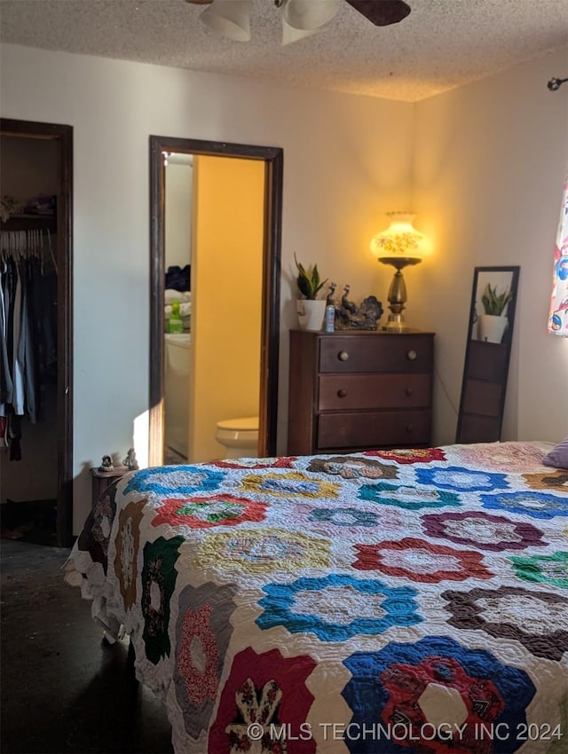 bedroom featuring a ceiling fan, a closet, and a textured ceiling