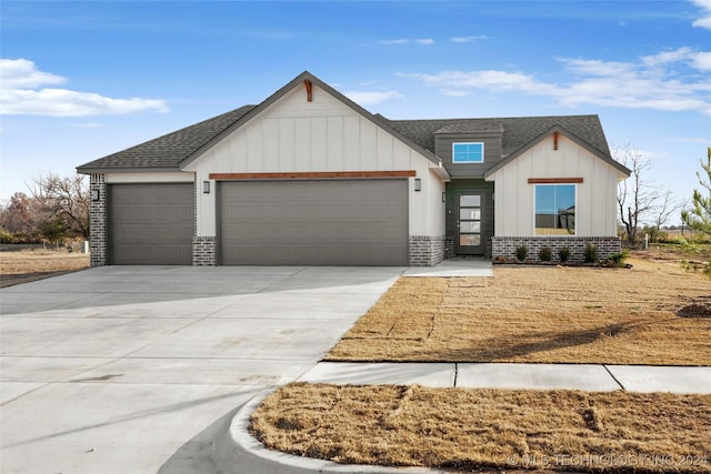 view of front facade with a garage