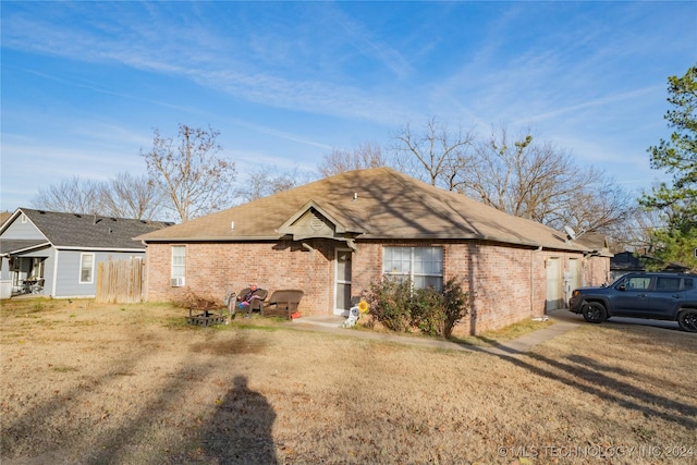 ranch-style house featuring a front lawn