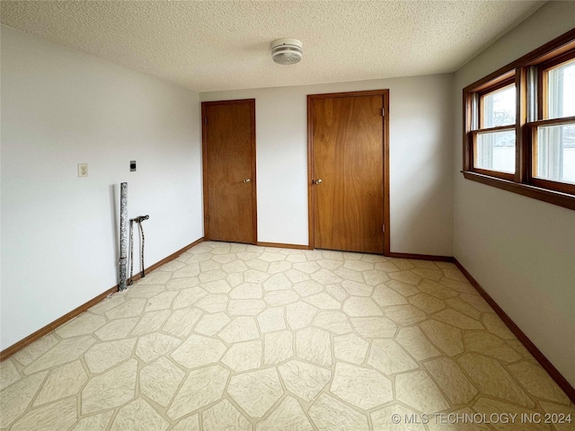 spare room featuring a textured ceiling