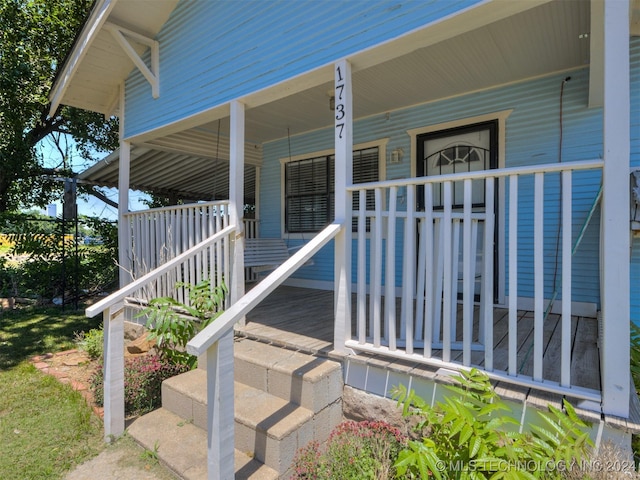 doorway to property with covered porch