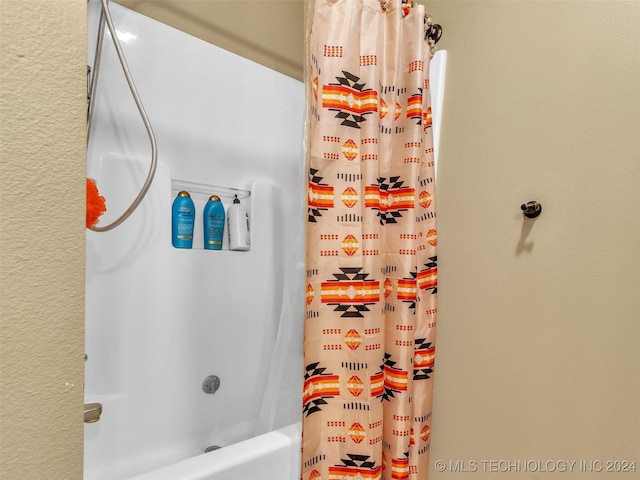 bathroom featuring shower / bath combo with shower curtain