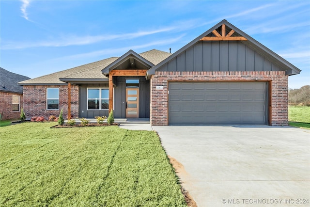 view of front of home featuring a front lawn and a garage