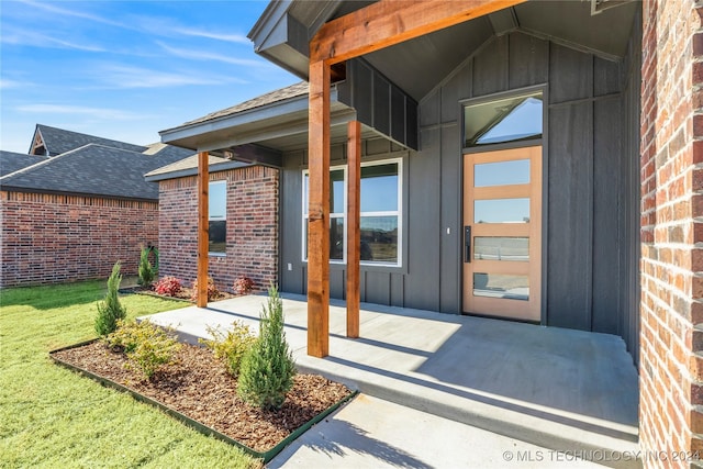 entrance to property featuring a yard