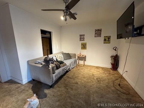 carpeted living room with ceiling fan