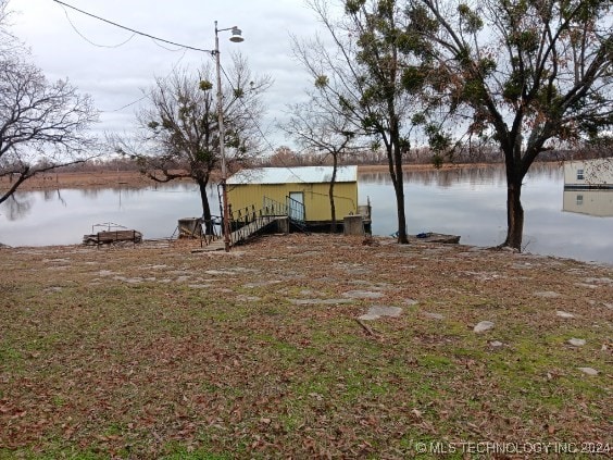 view of yard featuring a water view