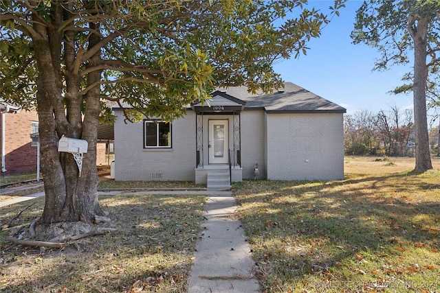 view of front of property featuring a front lawn