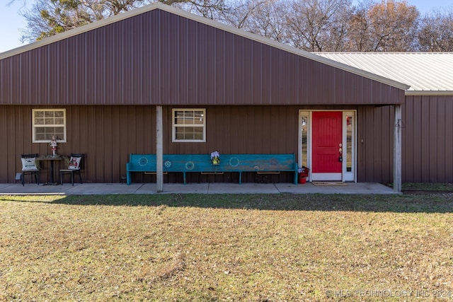 view of front facade featuring a front lawn