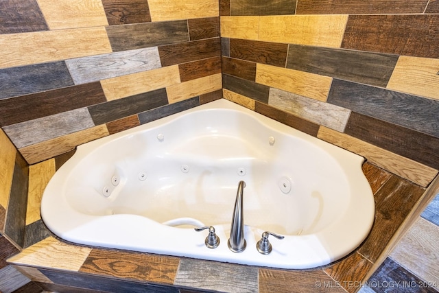 bathroom featuring tiled tub