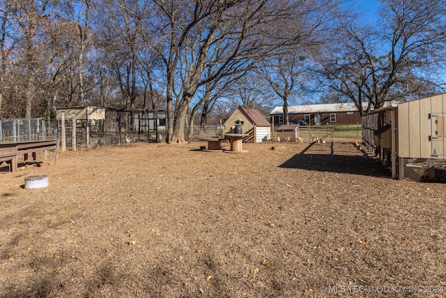 view of yard featuring an outbuilding