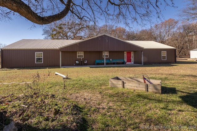 view of front of home featuring a patio area and a front yard