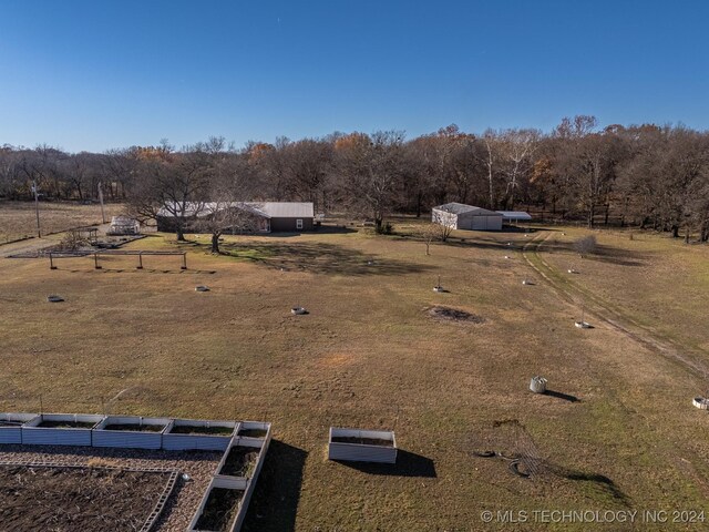 view of yard featuring a rural view