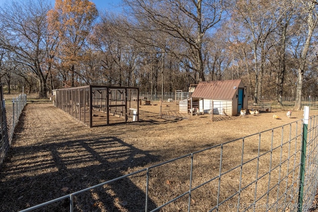 view of yard featuring an outbuilding