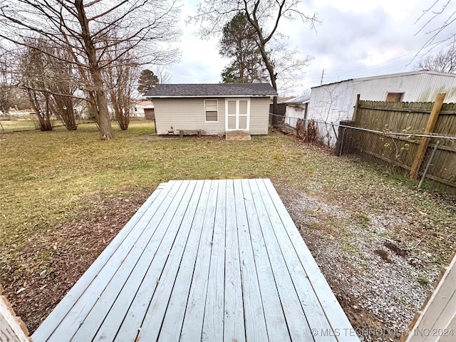 view of yard featuring an outbuilding