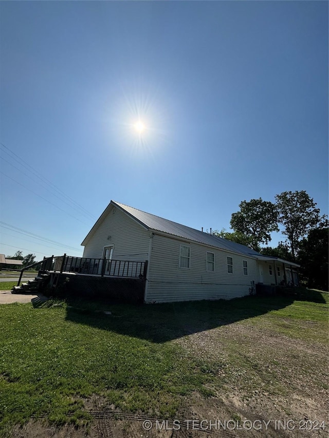 view of side of property featuring a yard