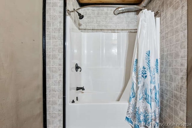 bathroom featuring shower / bath combo