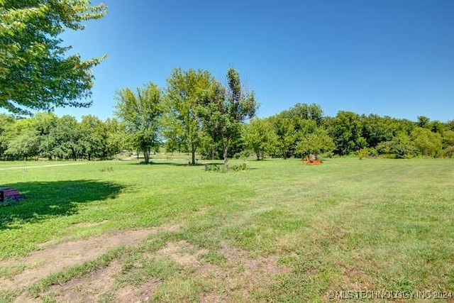 view of yard featuring a rural view