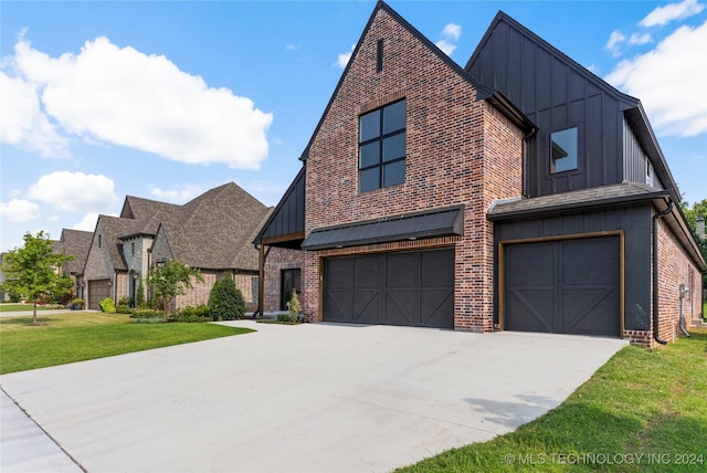 view of front facade featuring a garage and a front lawn