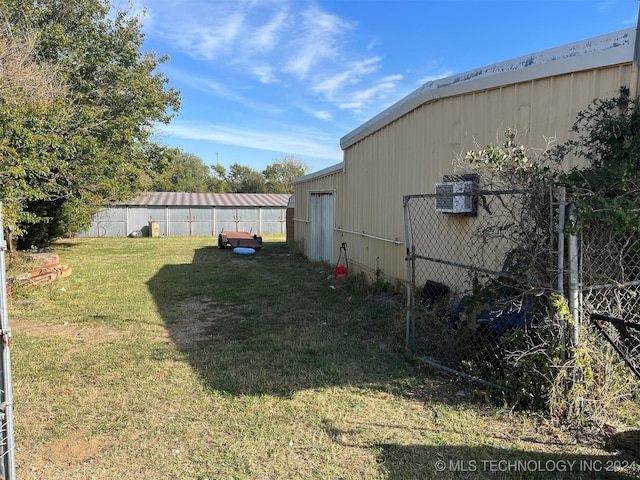 view of yard featuring an outbuilding