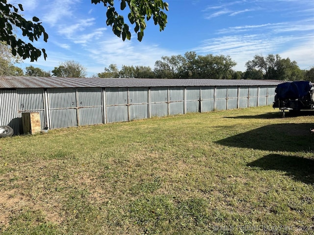 view of yard featuring an outbuilding