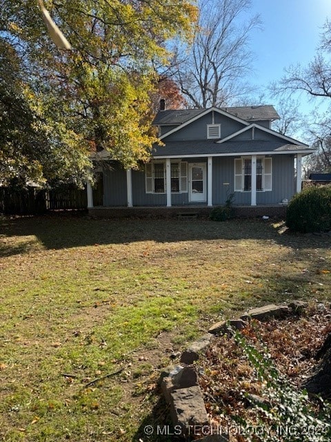 view of front of house featuring a front lawn