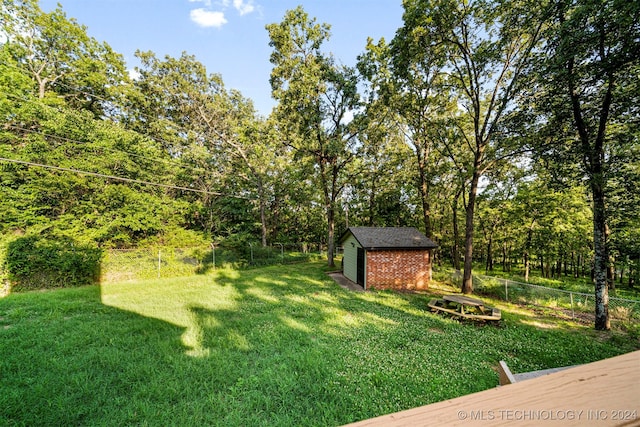 view of yard with an outdoor structure