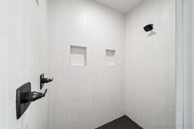 bathroom featuring a tile shower