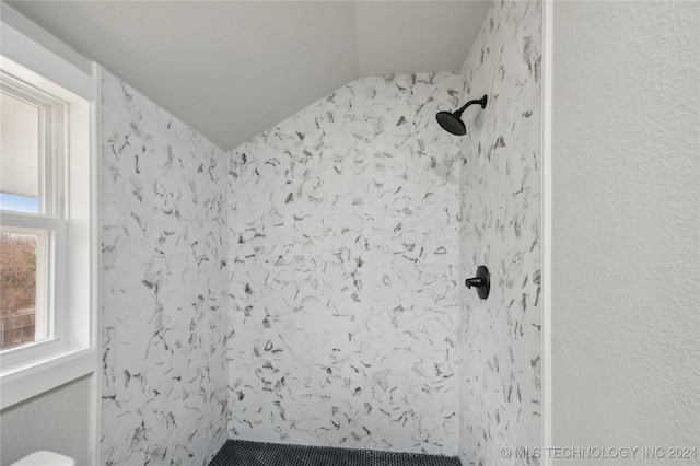 bathroom featuring a tile shower