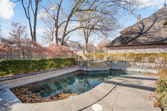 view of swimming pool featuring a jacuzzi