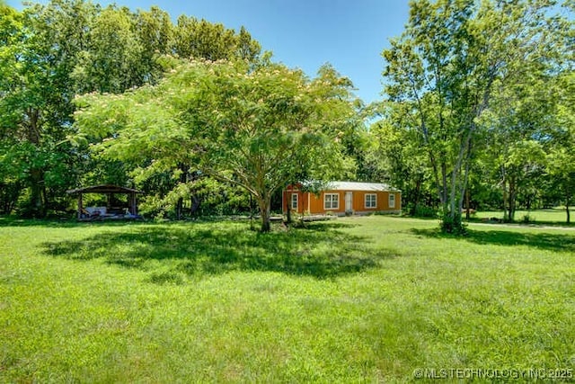 view of yard with a detached carport