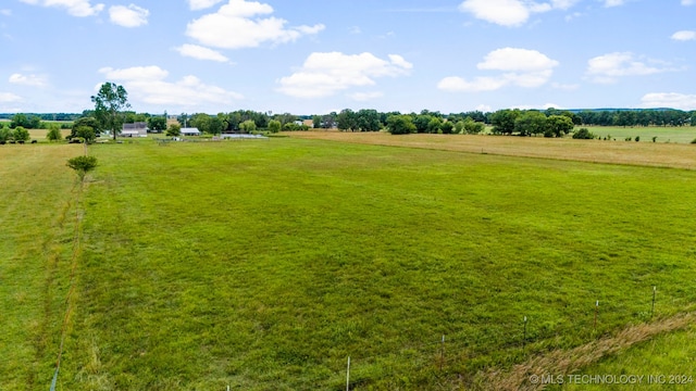 view of yard featuring a rural view