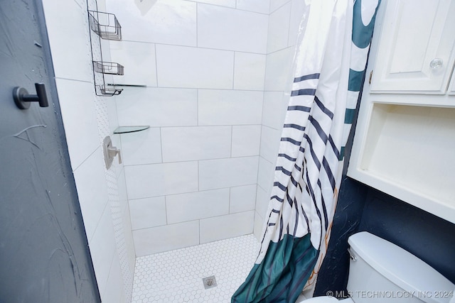 bathroom featuring curtained shower and toilet